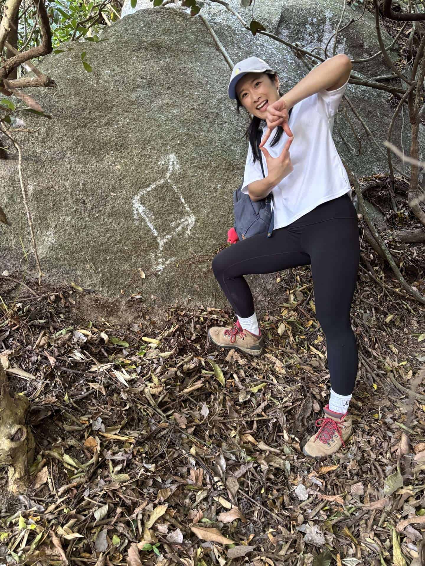 Painted markers along Jianling trail