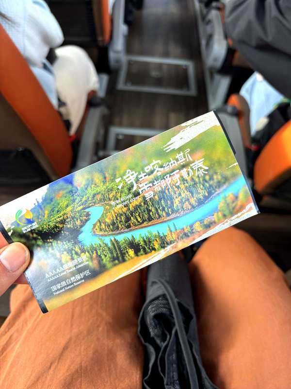 Reminder sign to keep your Kanas entry ticket on you to board the bus to the Three Bays