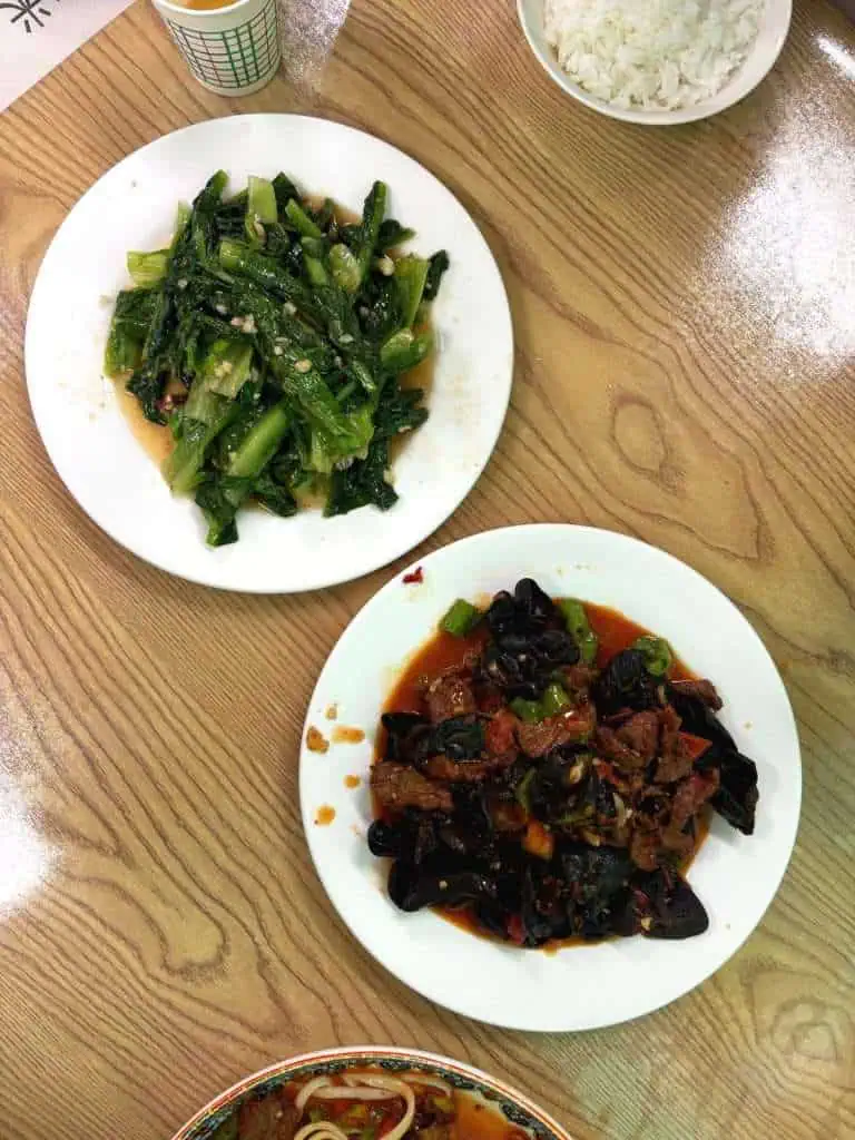 Garlic romaine lettuce and stir-fried wood ear fungus with pork, lunch in Fuyun
