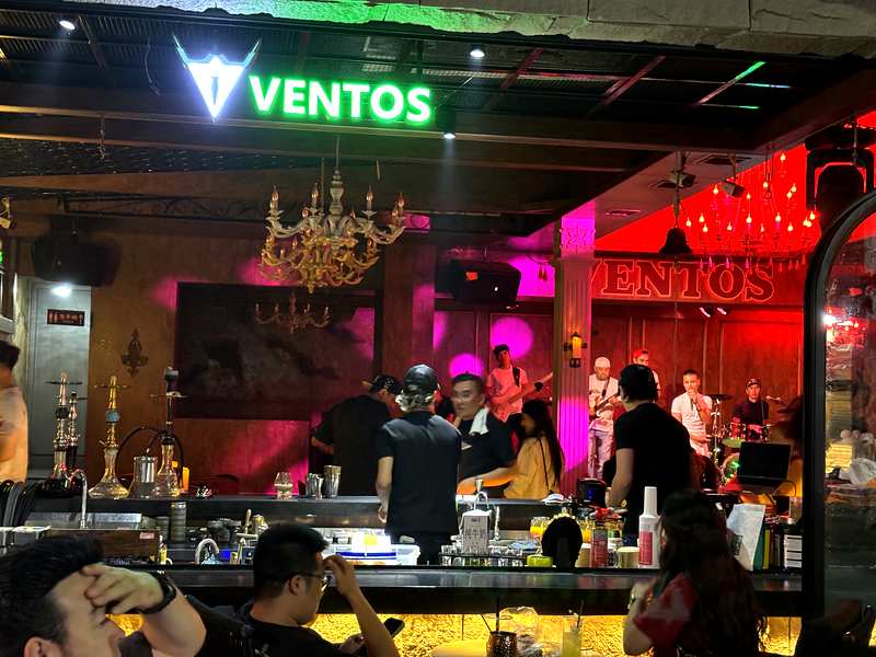 Bar with live music and shisha in the evening